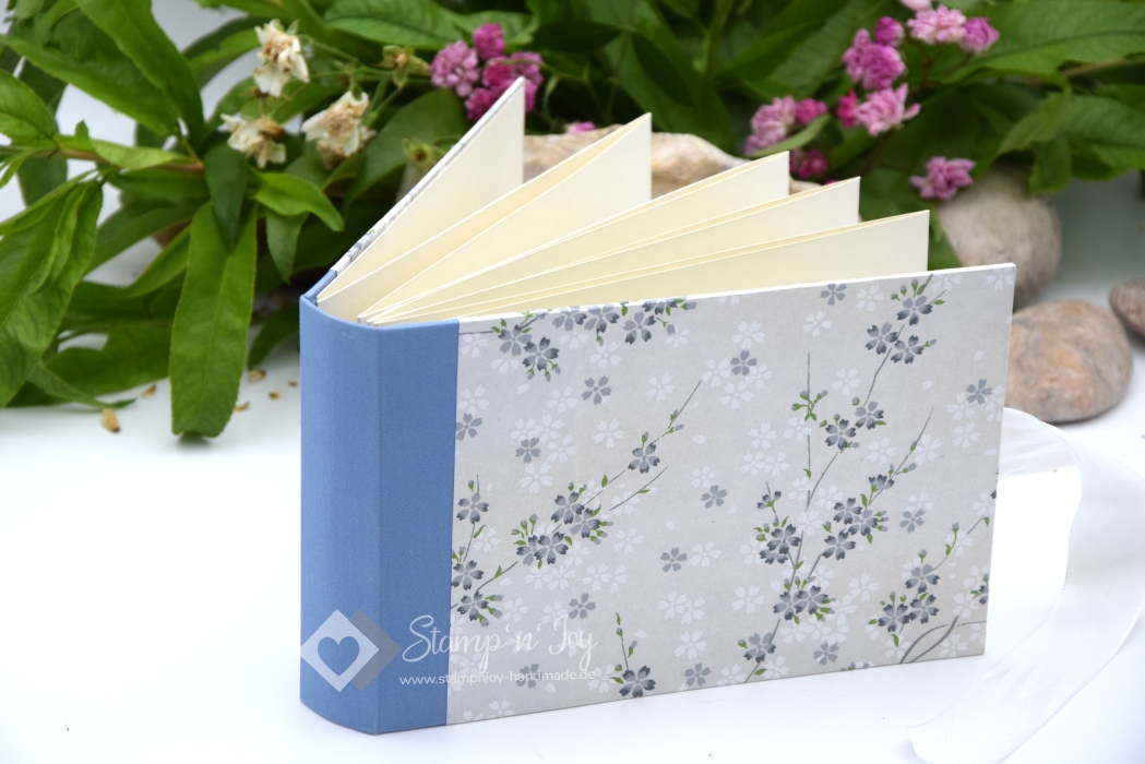 Leporello Album ca. 19,0x12,5x3,0 cm mit Verschlussschleife | Einband Japanpapier Chiyogami Kirschblüten floral | blau silber | Art. Nr. 97210502